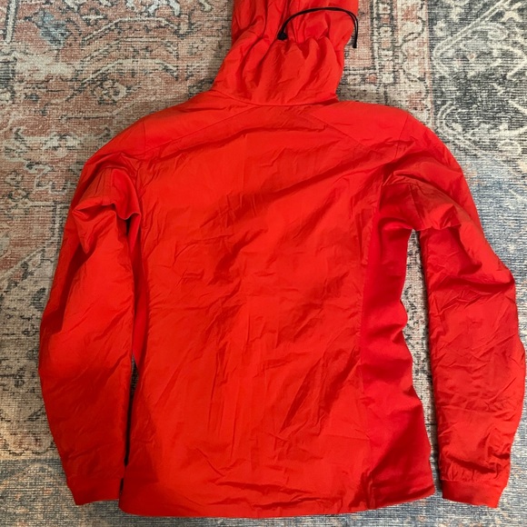 Arc'teryx Fiery Red Insulated Atom Lt Hoody - Picture 3 of 3